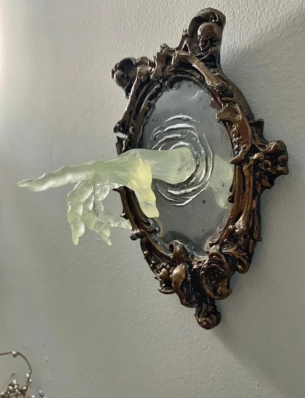 Spirit in the Mirror – Shining 3D wall decoration made of resin