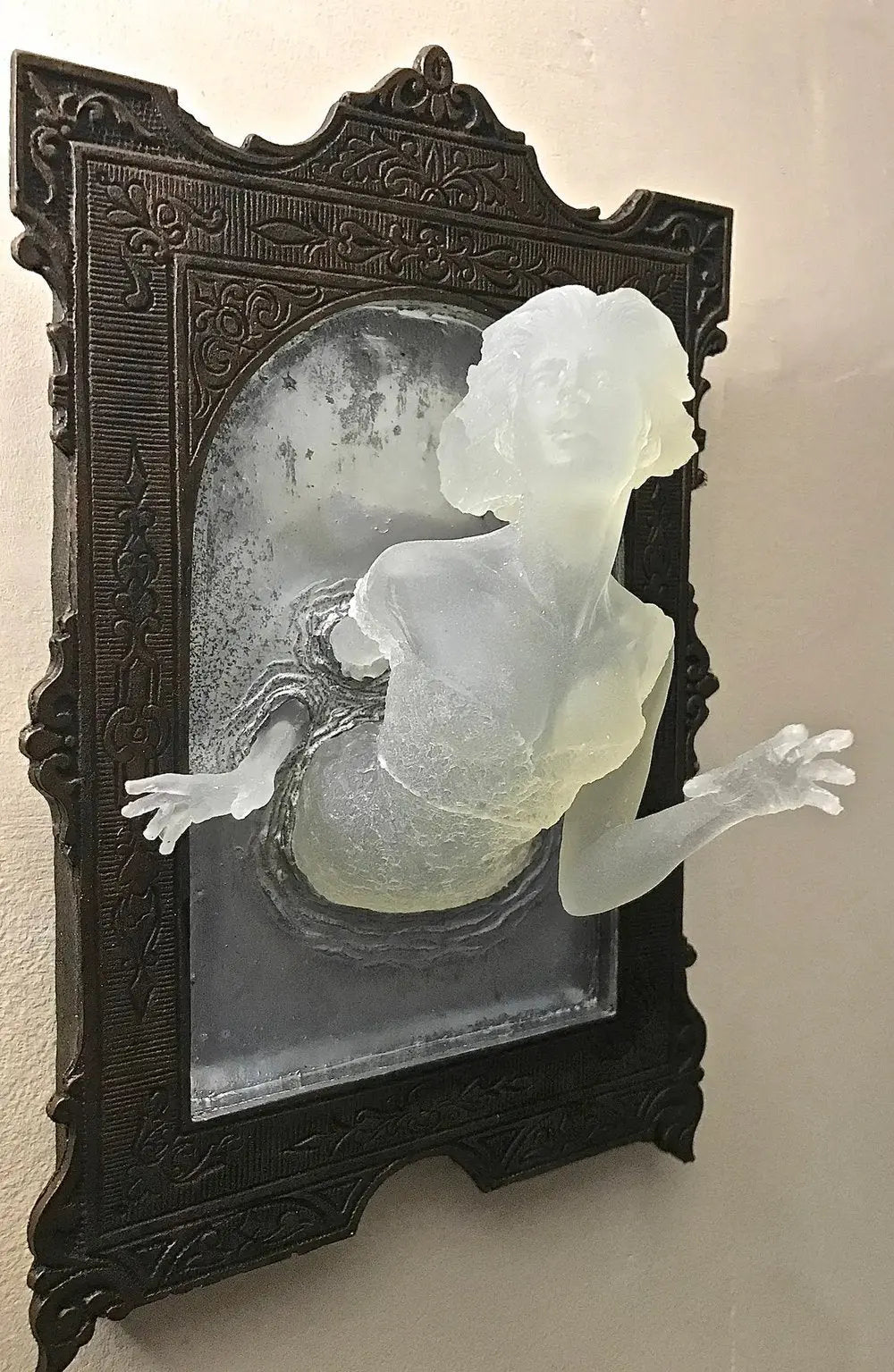 Spirit in the Mirror – Shining 3D wall decoration made of resin