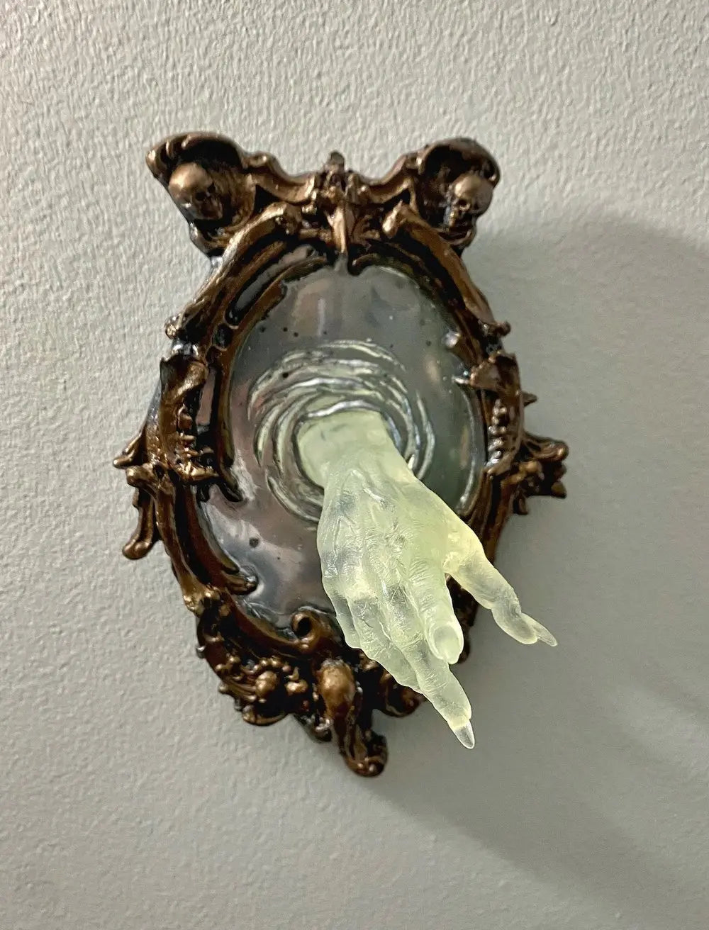 Spirit in the Mirror – Shining 3D wall decoration made of resin