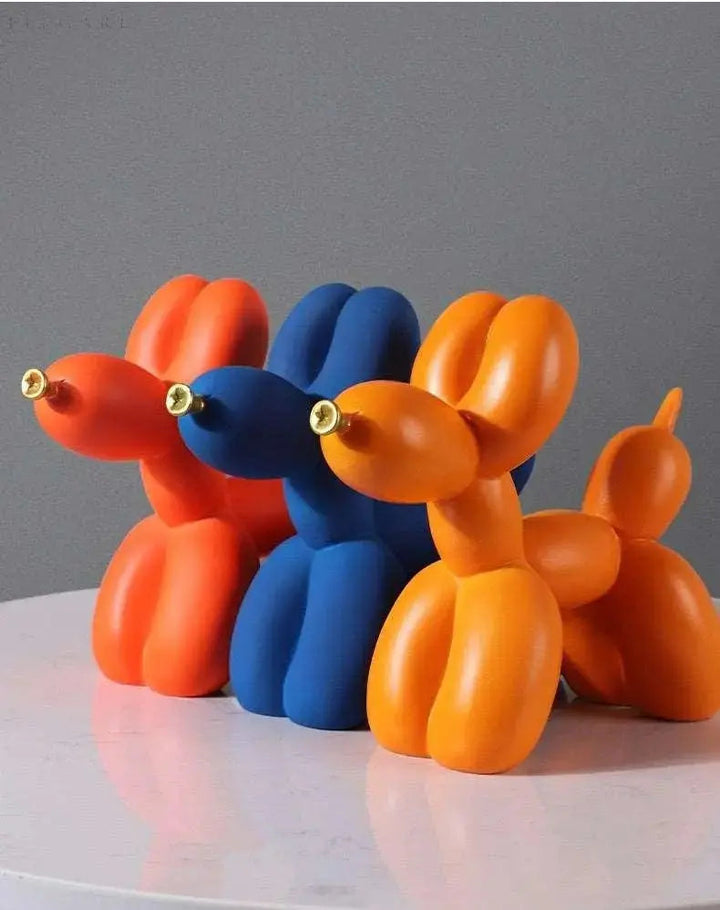 Balloon ornament with golden beak