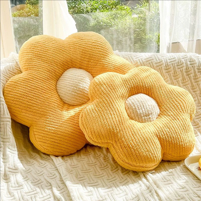 Flower-shaped cuddly pillow