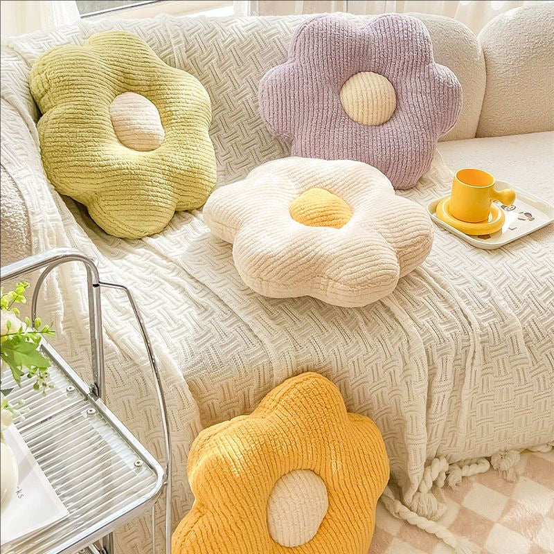 Flower-shaped cuddly pillow
