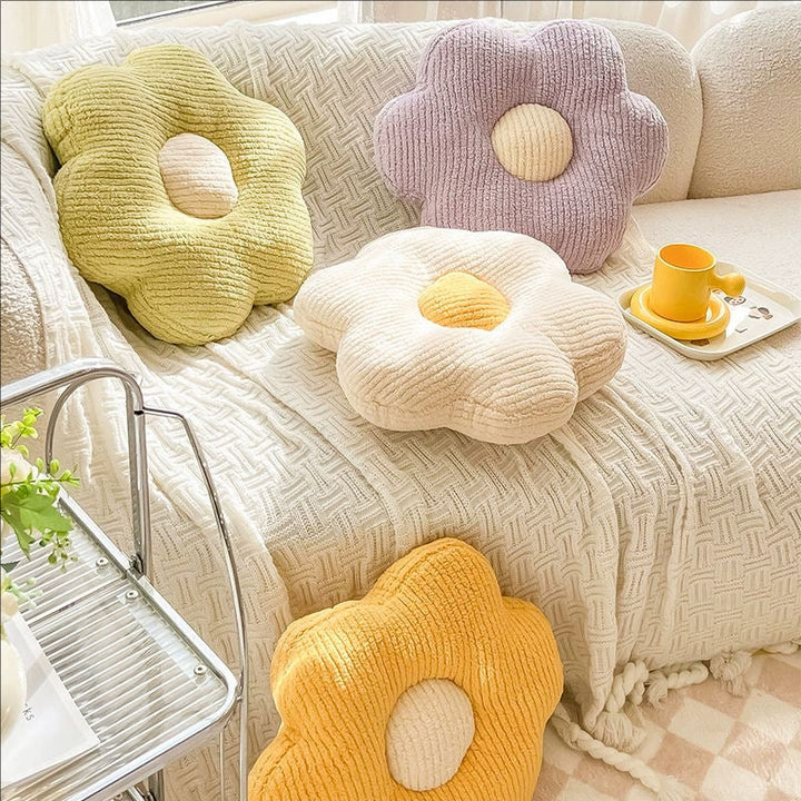 Flower-shaped cuddly pillow