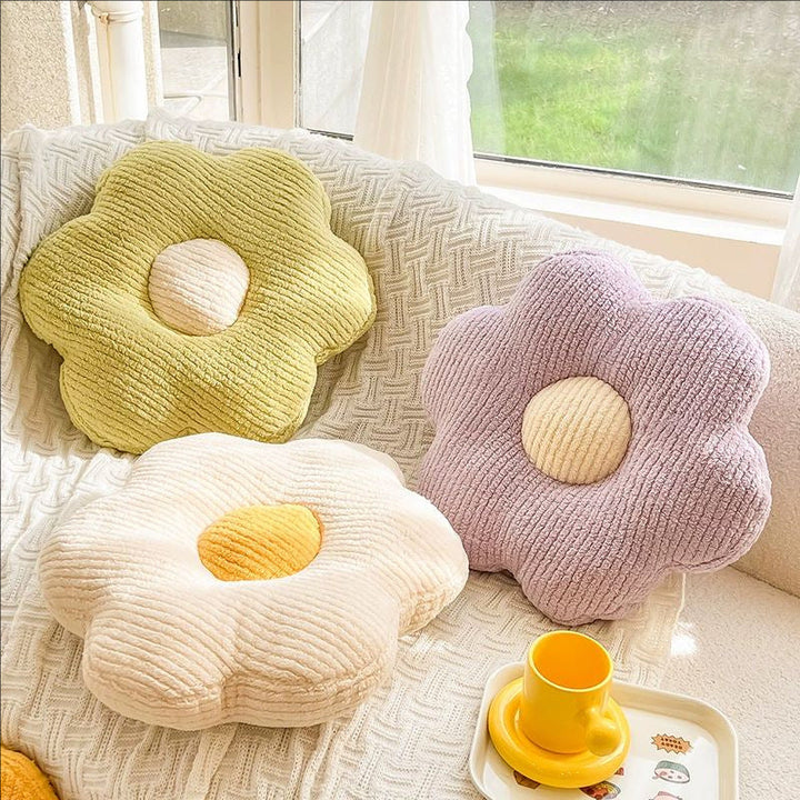 Flower-shaped cuddly pillow